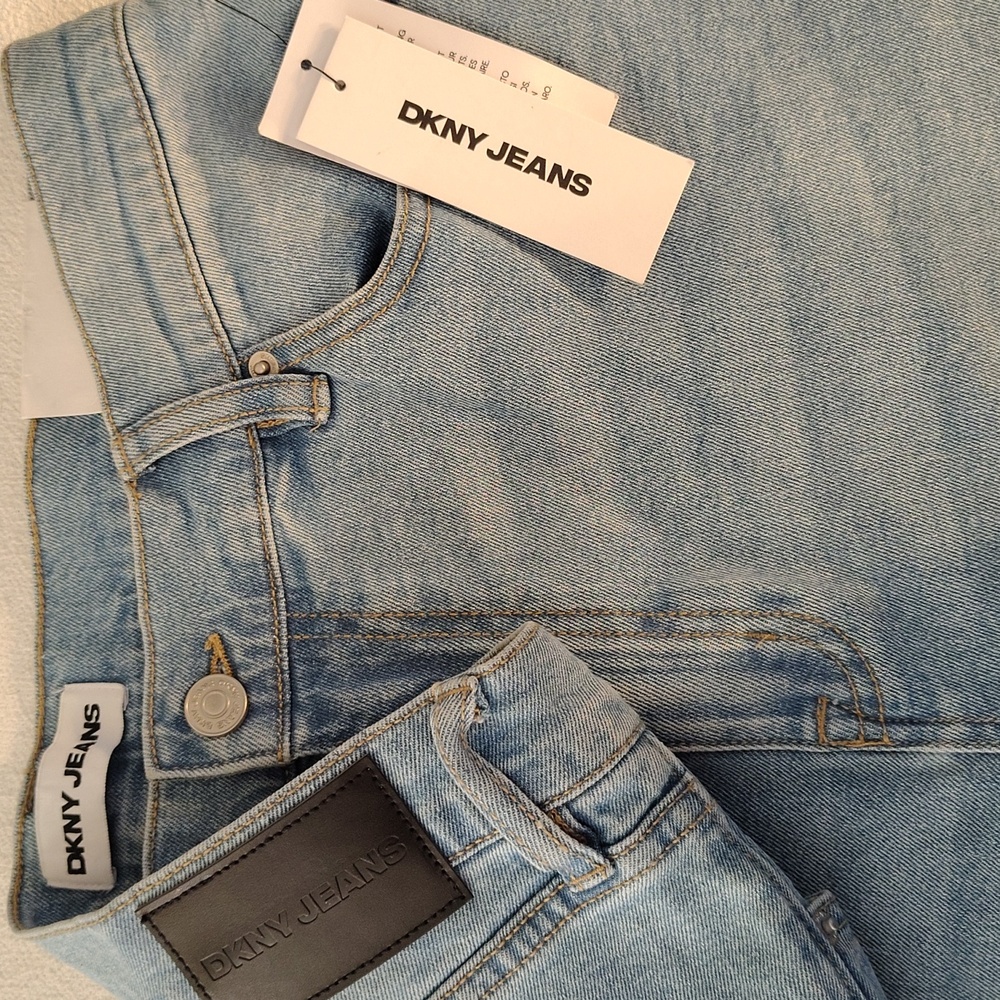 DKNY High-Rise Classic Straight-Leg Raw-Hem Jeans. Size 14/32